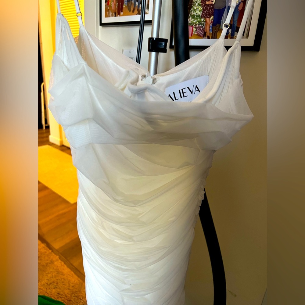 White cocktail dress semi new size M.